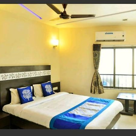 Skylawn Hotel Surat Buitenkant foto