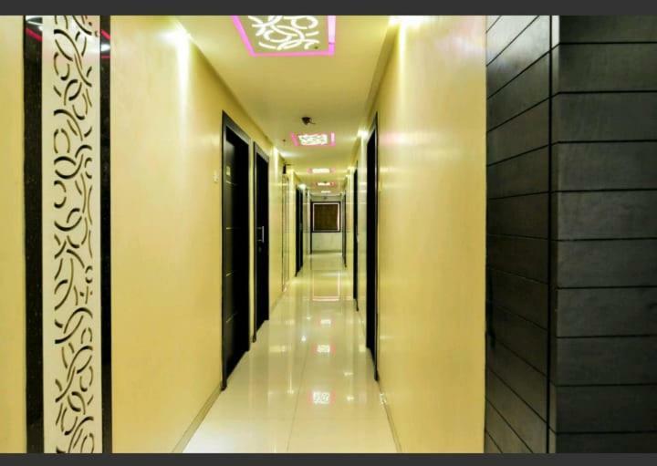 Skylawn Hotel Surat Buitenkant foto
