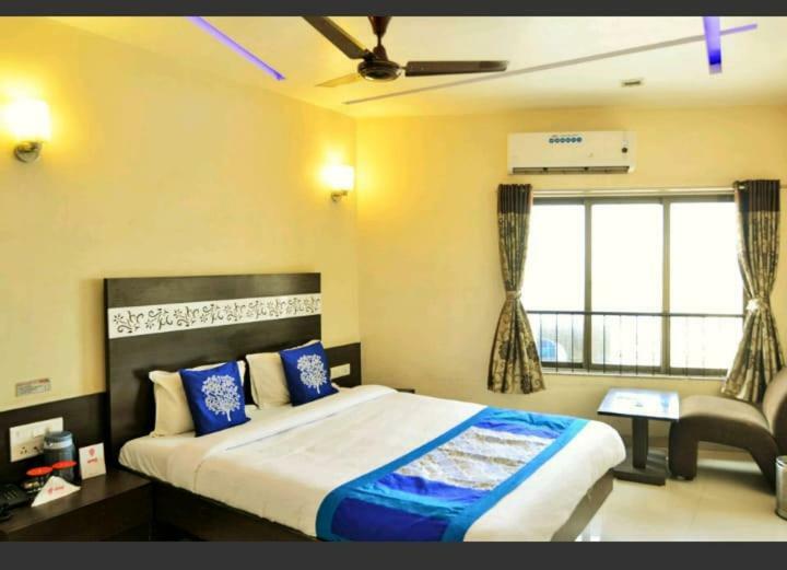 Skylawn Hotel Surat Buitenkant foto