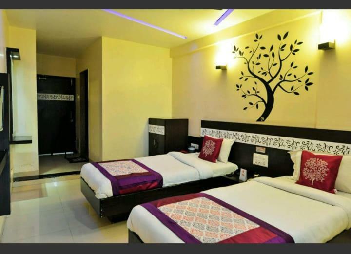 Skylawn Hotel Surat Buitenkant foto